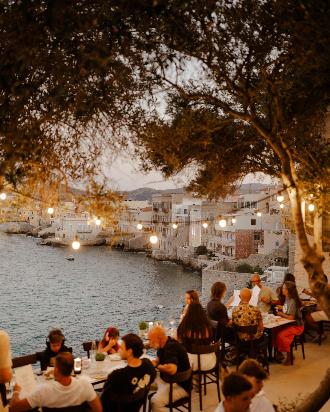 Η βεράντα του Αστακού πάνω από τη θάλασσα το σούρουπο