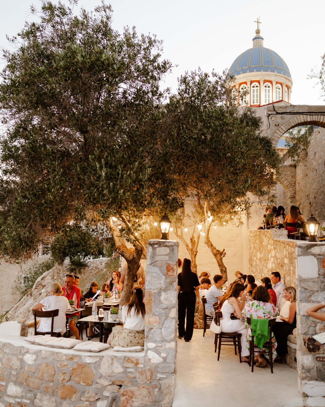 Δείπνο κάτω από την ελιά με φόντο τον τρούλο