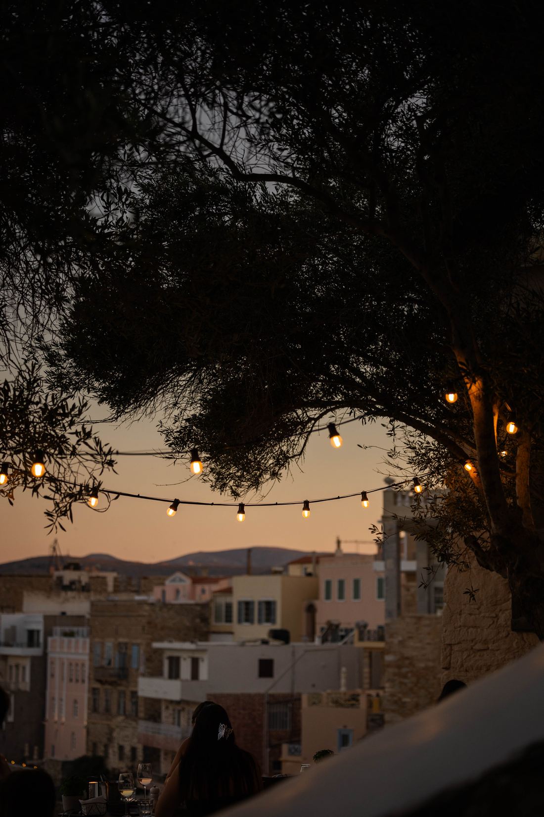 Νυχτερινό τραπέζι με θέα την Ερμούπολη