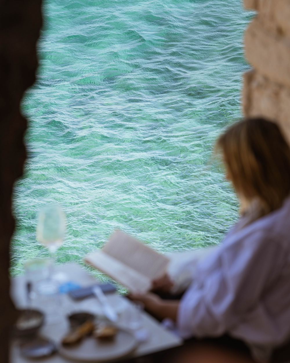 Χαλάρωση δίπλα στο σμαραγδένιο νερό